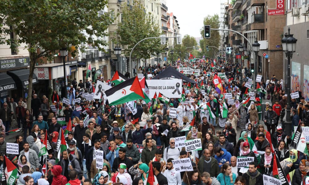 Manifestación en favor de la autodeterminación del Sáhara Occidental convocada por asociaciones prosaharauis en Madrid, este sábado. Unas mil personas se manifestaron por la autodeterminación del pueblo saharaui, y acusaron al Gobierno español de "traición" por "entregar" a los saharauis "a la dictadura marroquí". EFE/ Kiko Huesca