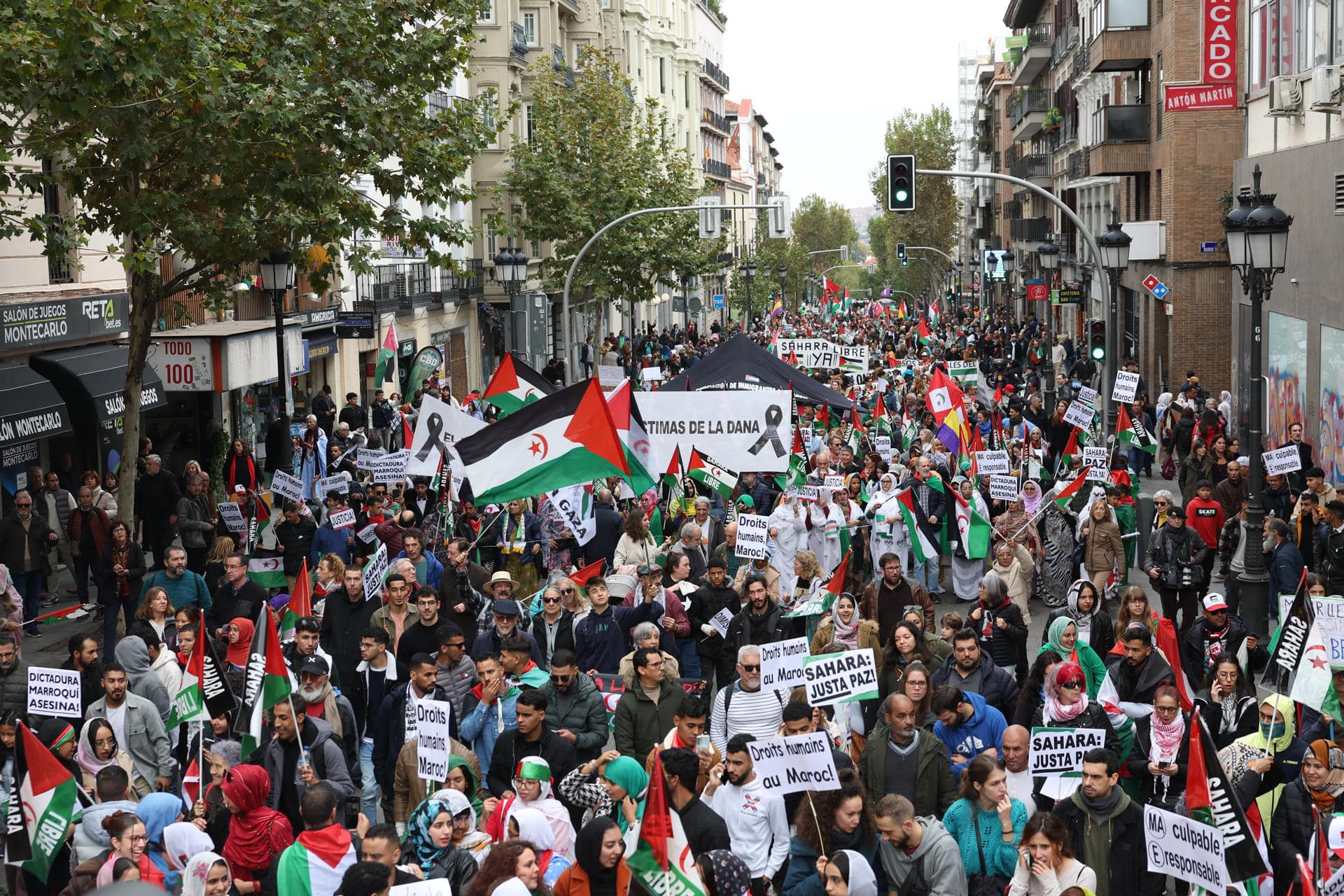 Manifestación en favor de la autodeterminación del Sáhara Occidental convocada por asociaciones prosaharauis en Madrid, este sábado. Unas mil personas se manifestaron por la autodeterminación del pueblo saharaui, y acusaron al Gobierno español de "traición" por "entregar" a los saharauis "a la dictadura marroquí". EFE/ Kiko Huesca