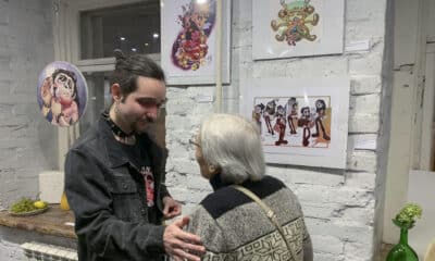 El joven dibujante cubano Ismael Salcines González encara la luz y las tinieblas de sus experiencias personales como creador de arte animado y emigrante en Rusia en una exposición abierta este viernes, al público en el centro de Moscú. "Siempre me han gustado los colores llamativos, las cosas que podrían definirse como bellas, pero también me atrae lo tenebroso, la muerte. Me resulta muy interesante cuando esos dos mundos aparentemente distantes se unen", confiesa a EFE en la inauguración de la exhibición "La sonrisa de la pesadilla". EFE/ Anush Janbabian