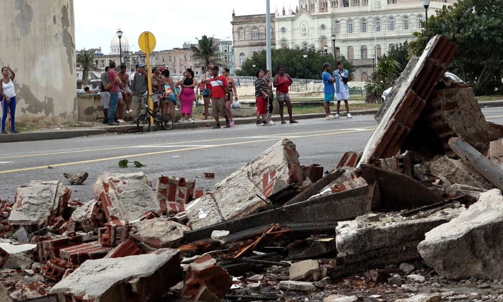 Fotografía del 7 de noviembre de 2024 que muestra escombros en una calle de La Habana (Cuba) tras el paso del huracán Rafael. EFE/ Felipe Borrego