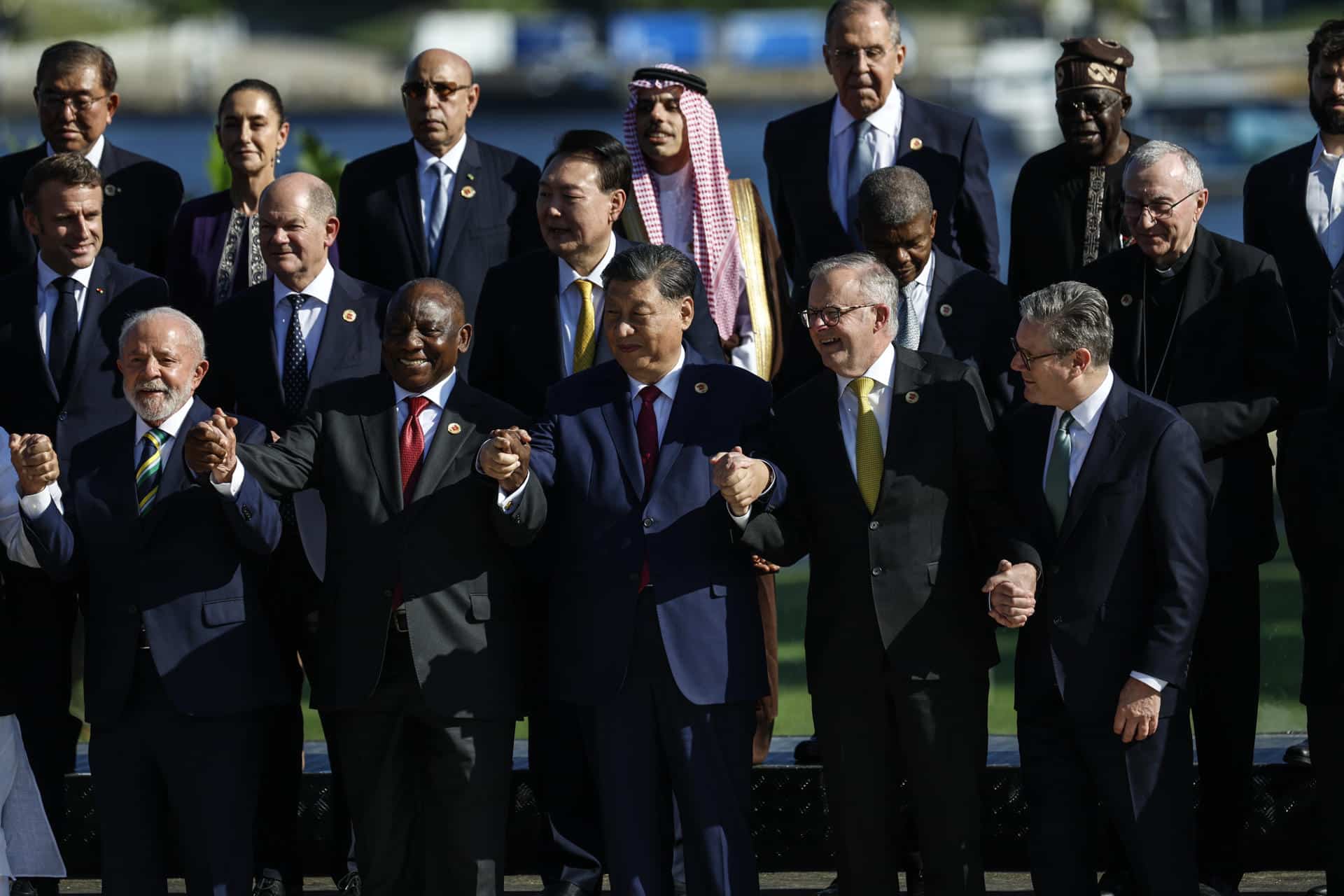 Jefes de Estado participan en la foto oficial después de la apertura de la Cumbre del G20 que comenzó este lunes en Río de Janeiro (Brasil). EFE/ Antonio Lacerda