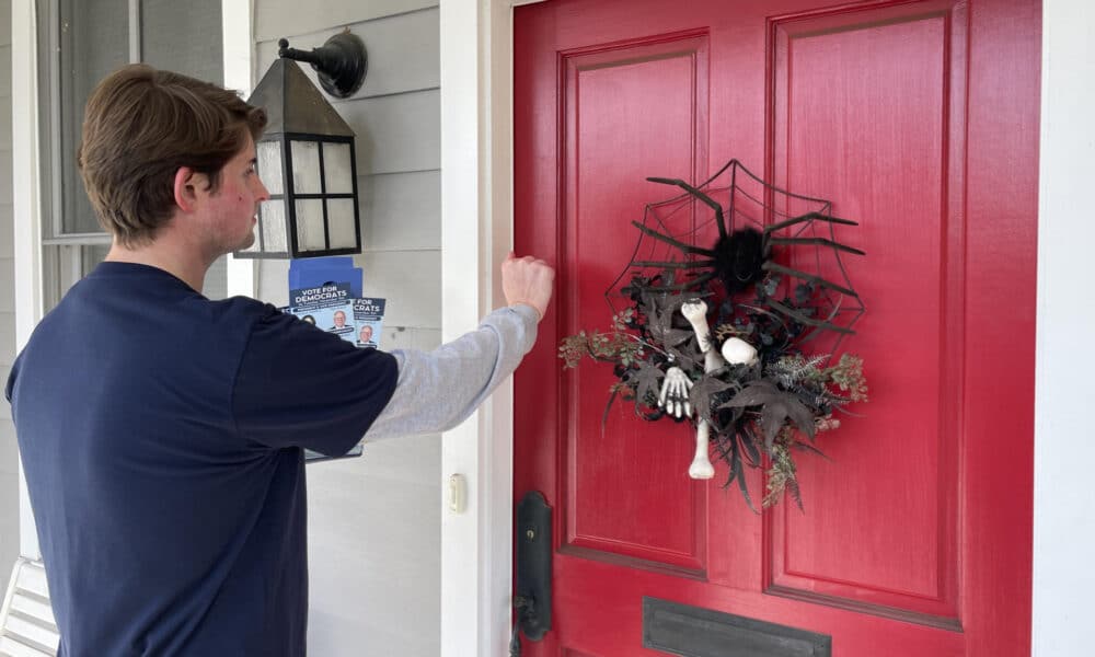 USA8538. ARLINGTON (ESTADOS UNIDOS), 04/11/2024.- Un voluntario de la campaña de Kamala Harris deja un folleto electoral este lunes, en Arlington, Virginia (Estados Unidos). Cerca de las ocho y media de la mañana, Micaela Pond, una profesora jubilada, recibe en su casa de Arlington (Virginia) a un grupo de voluntarios del partido demócrata para prepararse para otra jornada de campaña puerta a puerta. EFE/ Esteban Capdepon