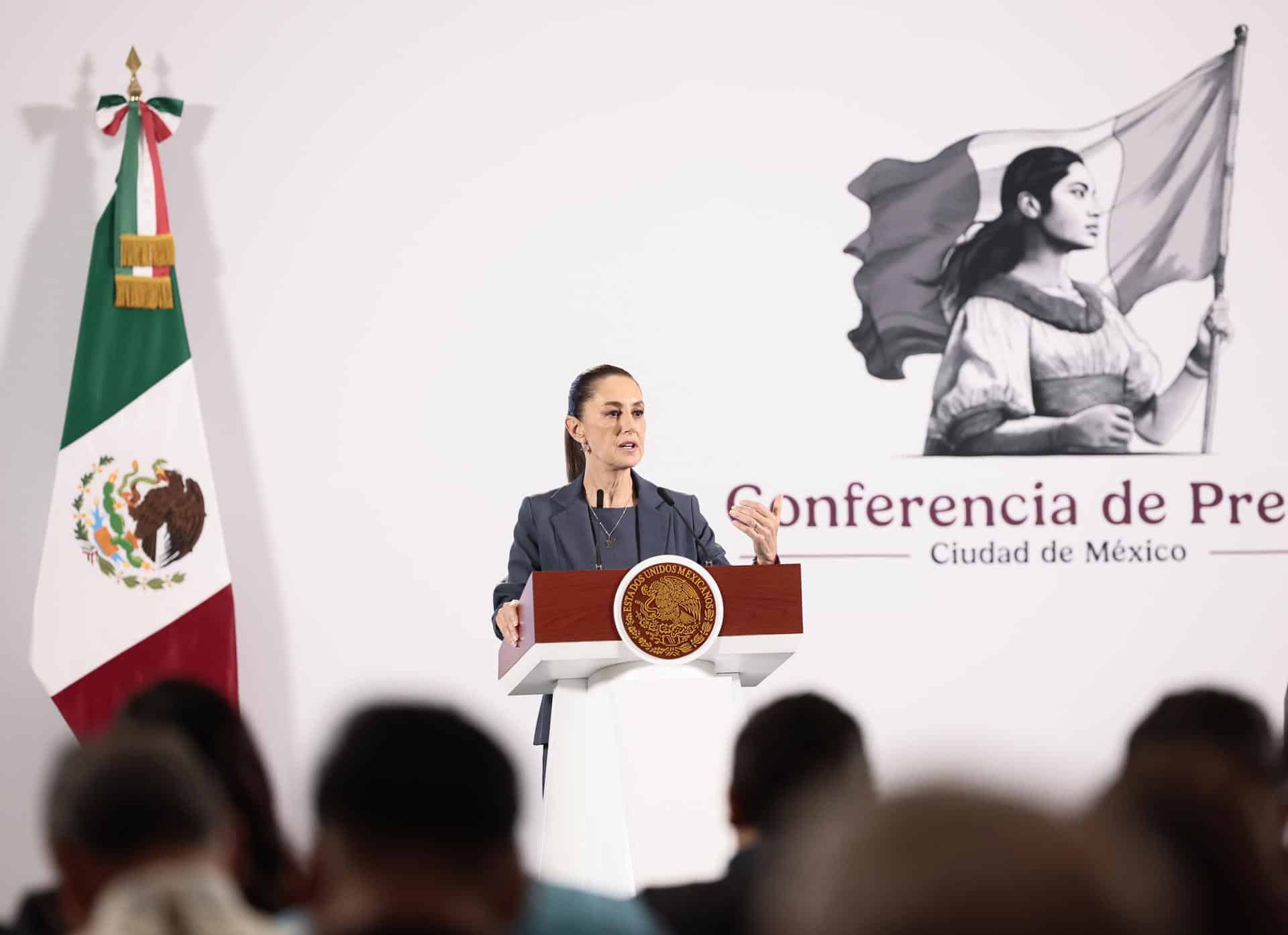 La presidenta de México, Claudia Sheinbaum, participa durante su conferencia de prensa matutina este martes en Palacio Nacional en la Ciudad de México (México). EFE/José Méndez