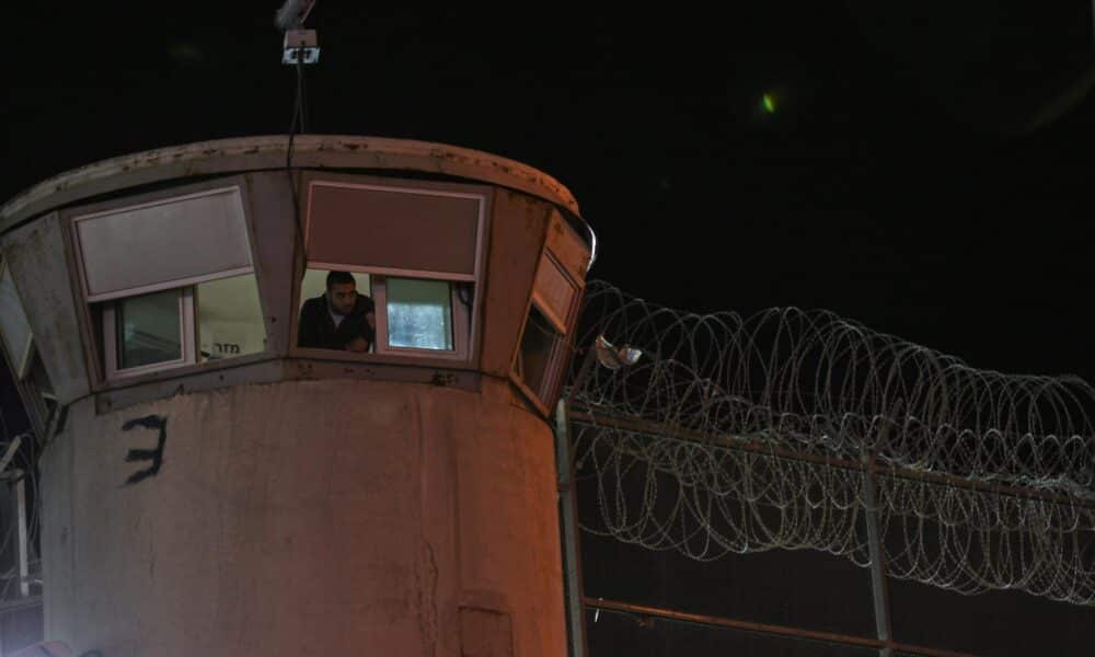 Imagen de archivo de una torre de guardia de la prisión militar de Ofer, en Cisjordania.  EFE/ATEF SAFADI