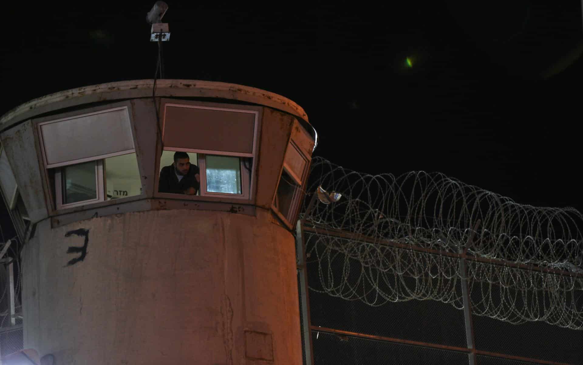 Imagen de archivo de una torre de guardia de la prisión militar de Ofer, en Cisjordania.  EFE/ATEF SAFADI