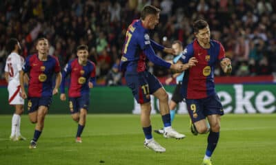 Los jugadores del FC Barcelona durante el calentamiento previo al encuentro correspondiente a la fase regular de la Liga de Campeones que disputan FC Barcelona y Brest en el estadio Lluís Companys, en Barcelona. EFE/ Alejandro García.