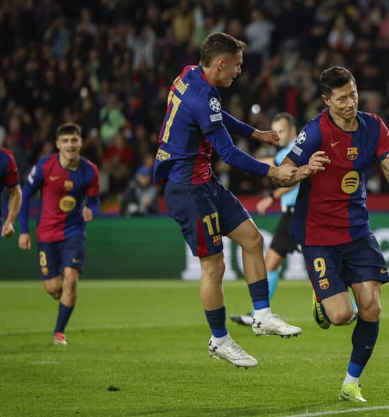 El delantero polaco del FC Barcelona Robert Lewandowski (d) celebra tras anotar un gol de penalti, el primero de su equipo, con su compañero Marc Casadó durante el encuentro correspondiente a la fase regular de la Liga de Campeones que disputaron FC Barcelona y Brest en el estadio Lluis Company, en Barcelona. EFE/ Alberto Estevez