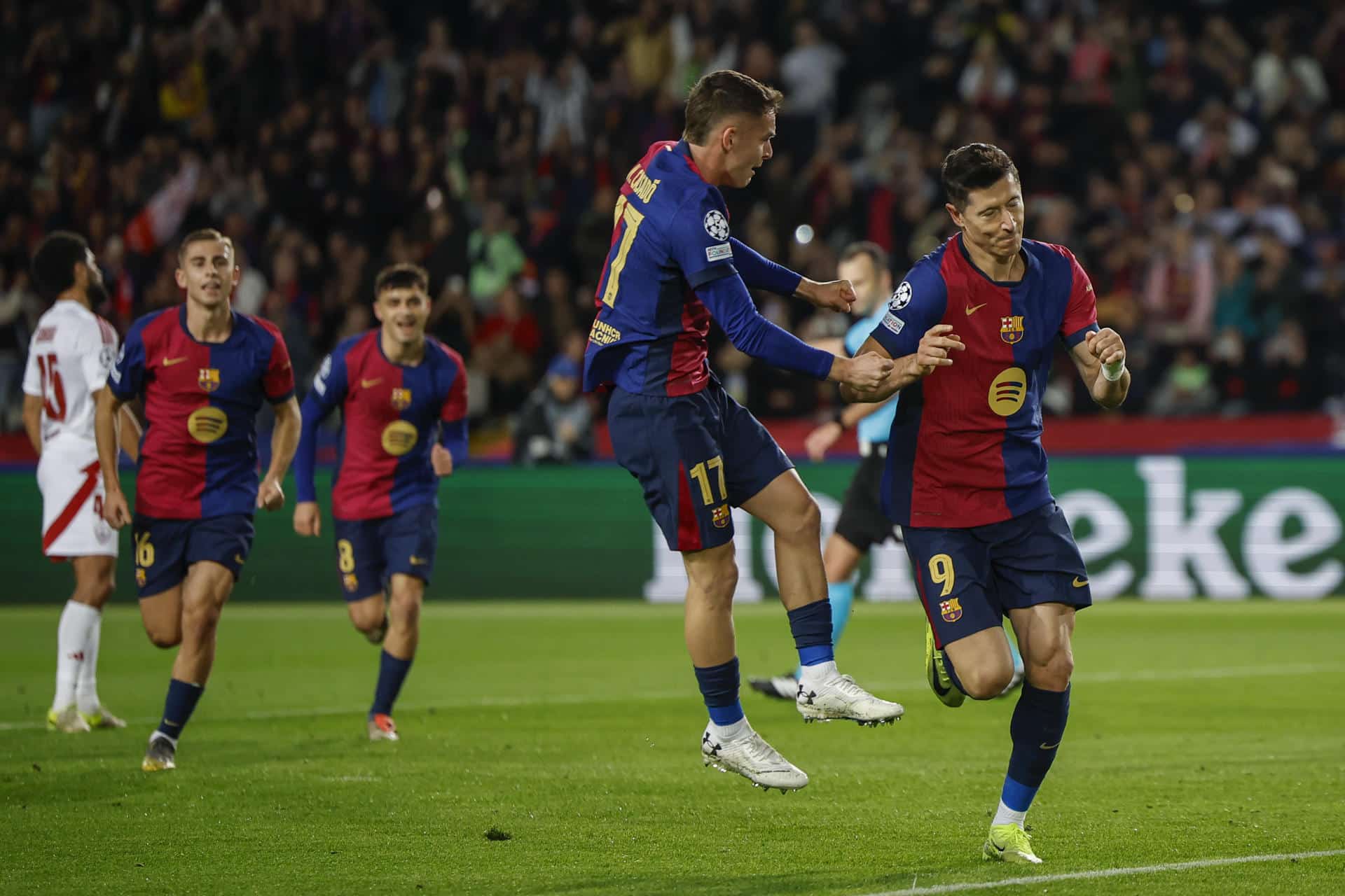 El delantero polaco del FC Barcelona Robert Lewandowski (d) celebra tras anotar un gol de penalti, el primero de su equipo, con su compañero Marc Casadó durante el encuentro correspondiente a la fase regular de la Liga de Campeones que disputaron FC Barcelona y Brest en el estadio Lluis Company, en Barcelona. EFE/ Alberto Estevez