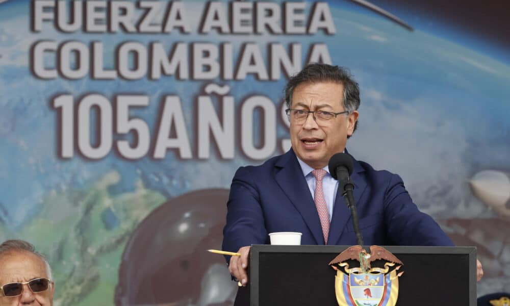 El presidente de Colombia, Gustavo Petro, emite su discurso durante la ceremonia conmemorativa del centésimo quinto aniversario de la Fuerza Aeroespacial Colombiana (FAC), que se realiza en el Comando Aéreo de Mantenimiento (CAMAN), este 8 de noviembre de 2024 en Madrid (Colombia). EFE/Mauricio Dueñas Castañeda