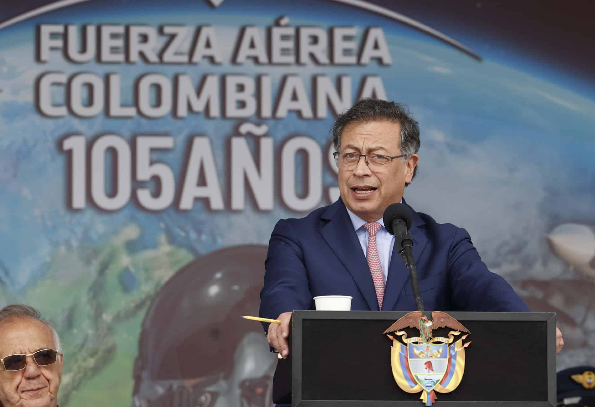 El presidente de Colombia, Gustavo Petro, emite su discurso durante la ceremonia conmemorativa del centésimo quinto aniversario de la Fuerza Aeroespacial Colombiana (FAC), que se realiza en el Comando Aéreo de Mantenimiento (CAMAN), este 8 de noviembre de 2024 en Madrid (Colombia). EFE/Mauricio Dueñas Castañeda