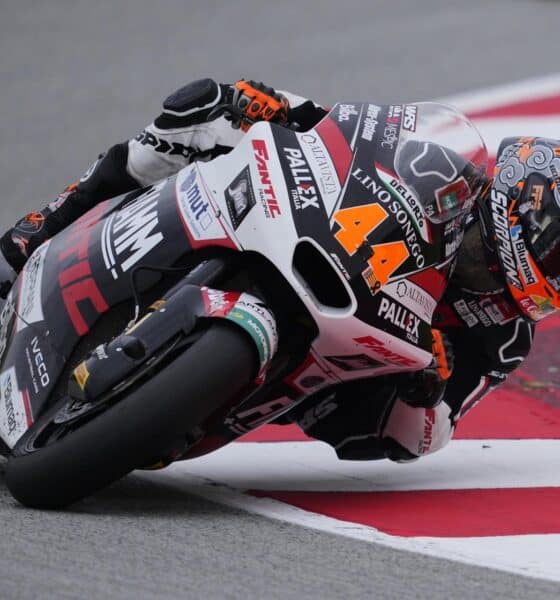 El piloto español de Moto2, Aron Canet del equipo Fantic Racing, durante la primera sesión de entrenamientos libres para el Gran Premio de Barcelona Solidaridad de Moto2 disputada en el circuito Barcelona-Cataluña de Montmeló . EFE/ Alejandro García