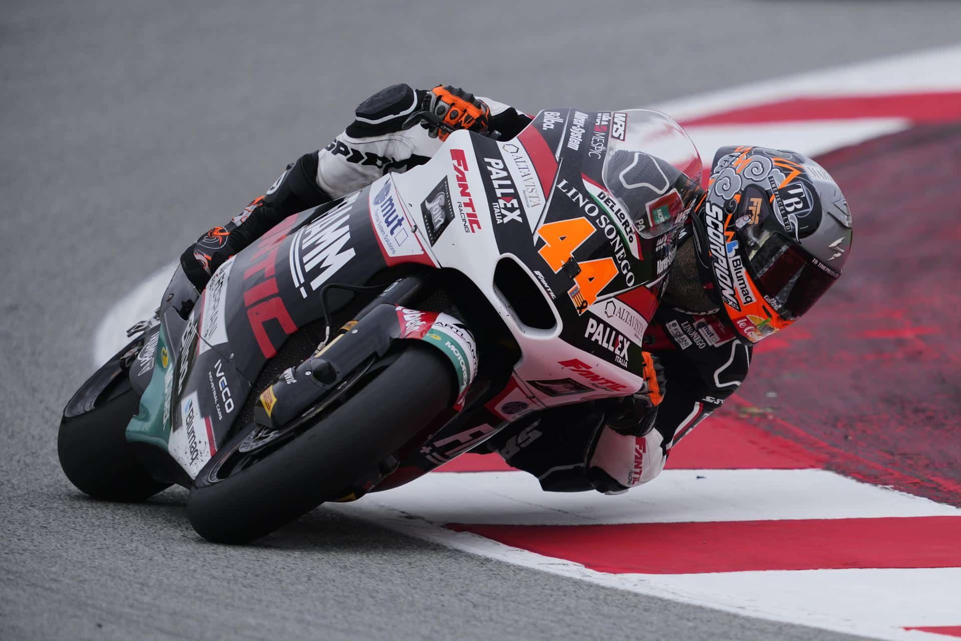 El piloto español de Moto2, Aron Canet del equipo Fantic Racing, durante la primera sesión de entrenamientos libres para el Gran Premio de Barcelona Solidaridad de Moto2 disputada en el circuito Barcelona-Cataluña de Montmeló . EFE/ Alejandro García