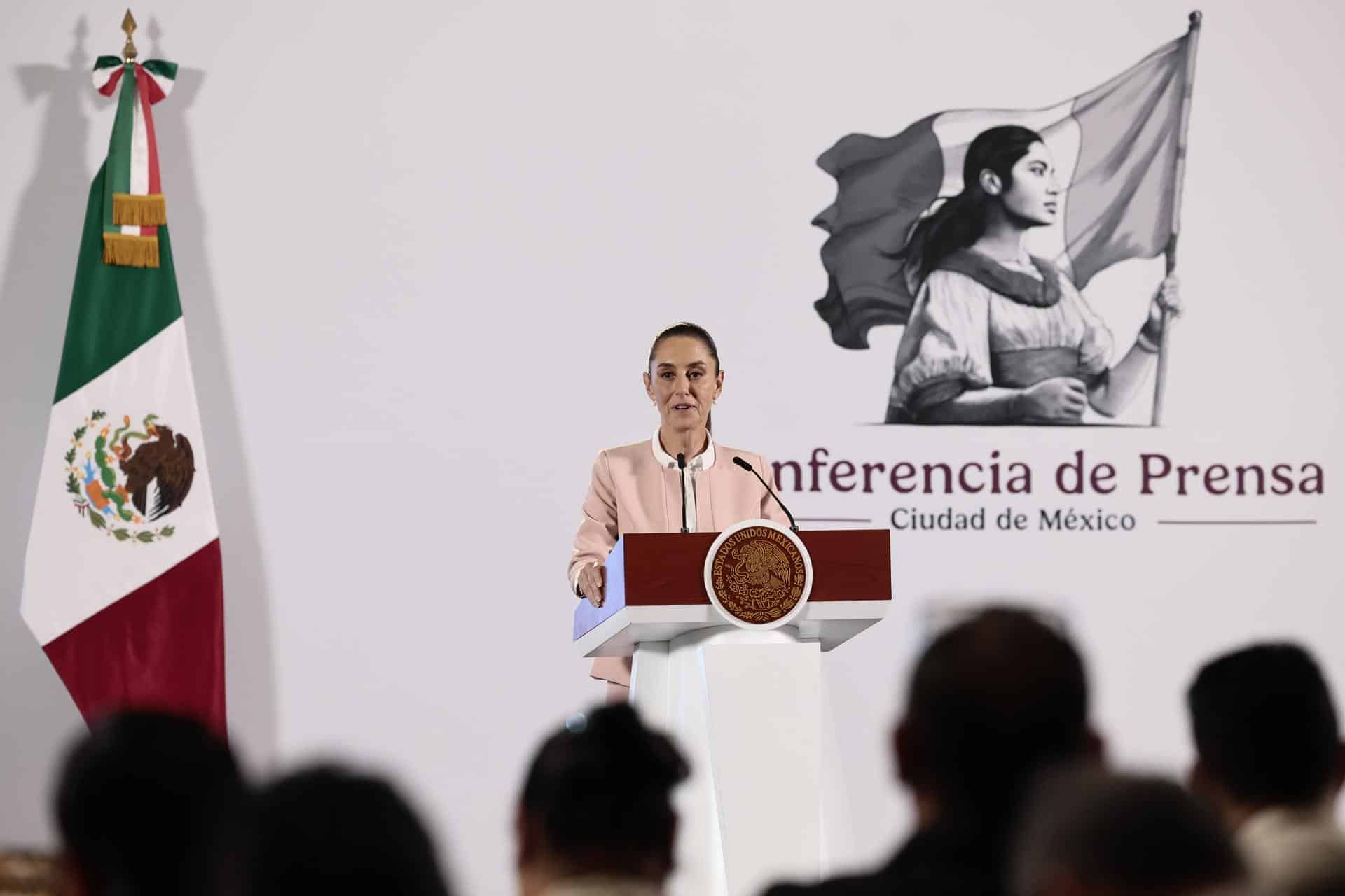 La presidenta de México Claudia Sheinbaum, participa este jueves durante una rueda de prensa en Palacio Nacional de la Ciudad de México (México). EFE/José Méndez