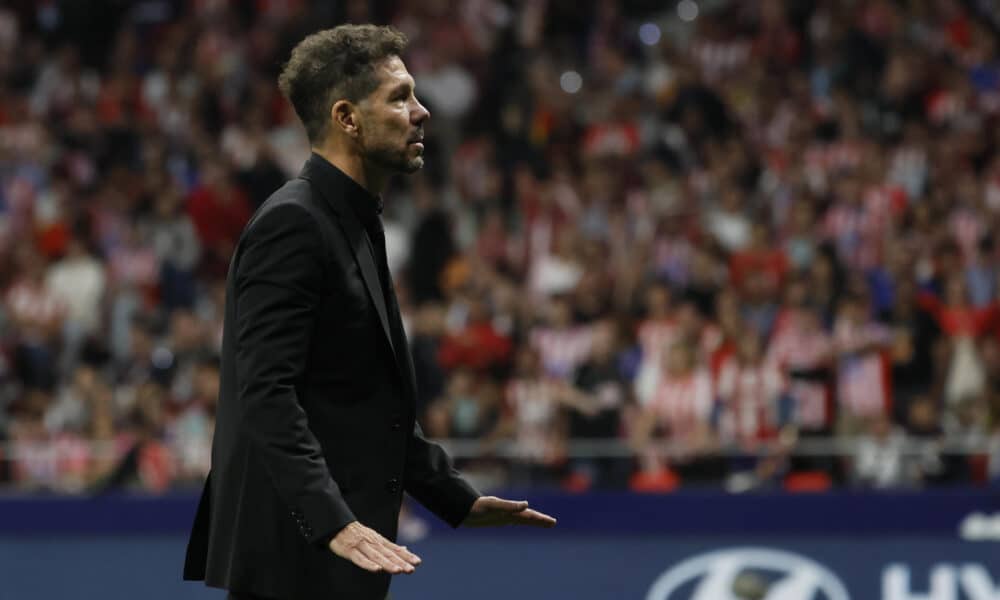 El entrenador del Atlético, Diego Simeone, se dirige a la afición durante el partido de la LaLiga EA Sports que Atlético de Madrid y Real Madrid disputaron en el estadio Civitas Metropolitano, en una foto de archivo. EFE/Ballesteros