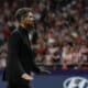 El entrenador del Atlético, Diego Simeone, se dirige a la afición durante el partido de la LaLiga EA Sports que Atlético de Madrid y Real Madrid disputaron en el estadio Civitas Metropolitano, en una foto de archivo. EFE/Ballesteros