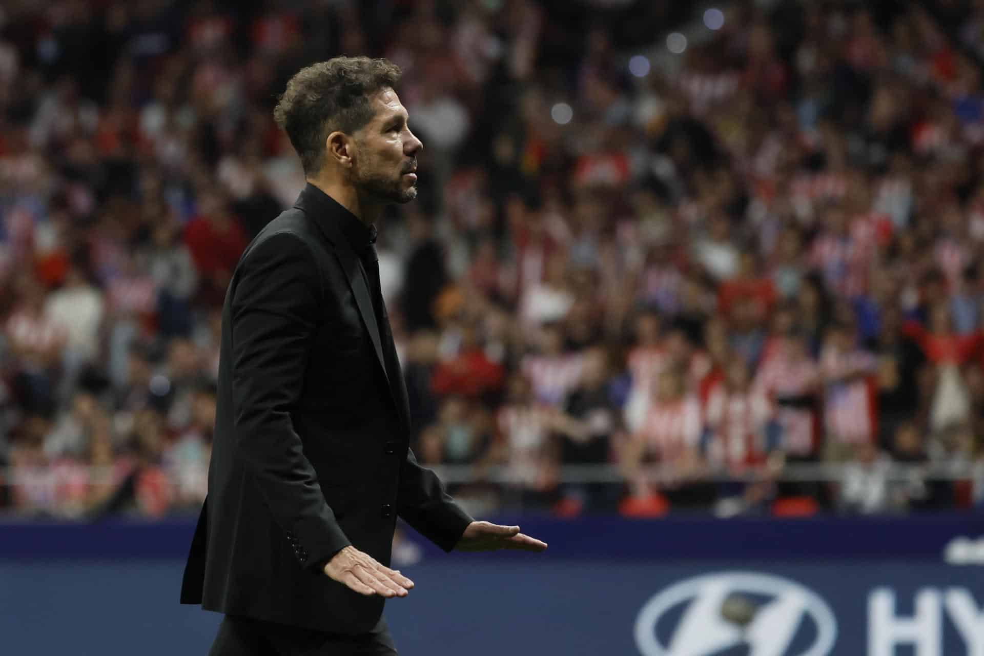 El entrenador del Atlético, Diego Simeone, se dirige a la afición durante el partido de la LaLiga EA Sports que Atlético de Madrid y Real Madrid disputaron en el estadio Civitas Metropolitano, en una foto de archivo. EFE/Ballesteros