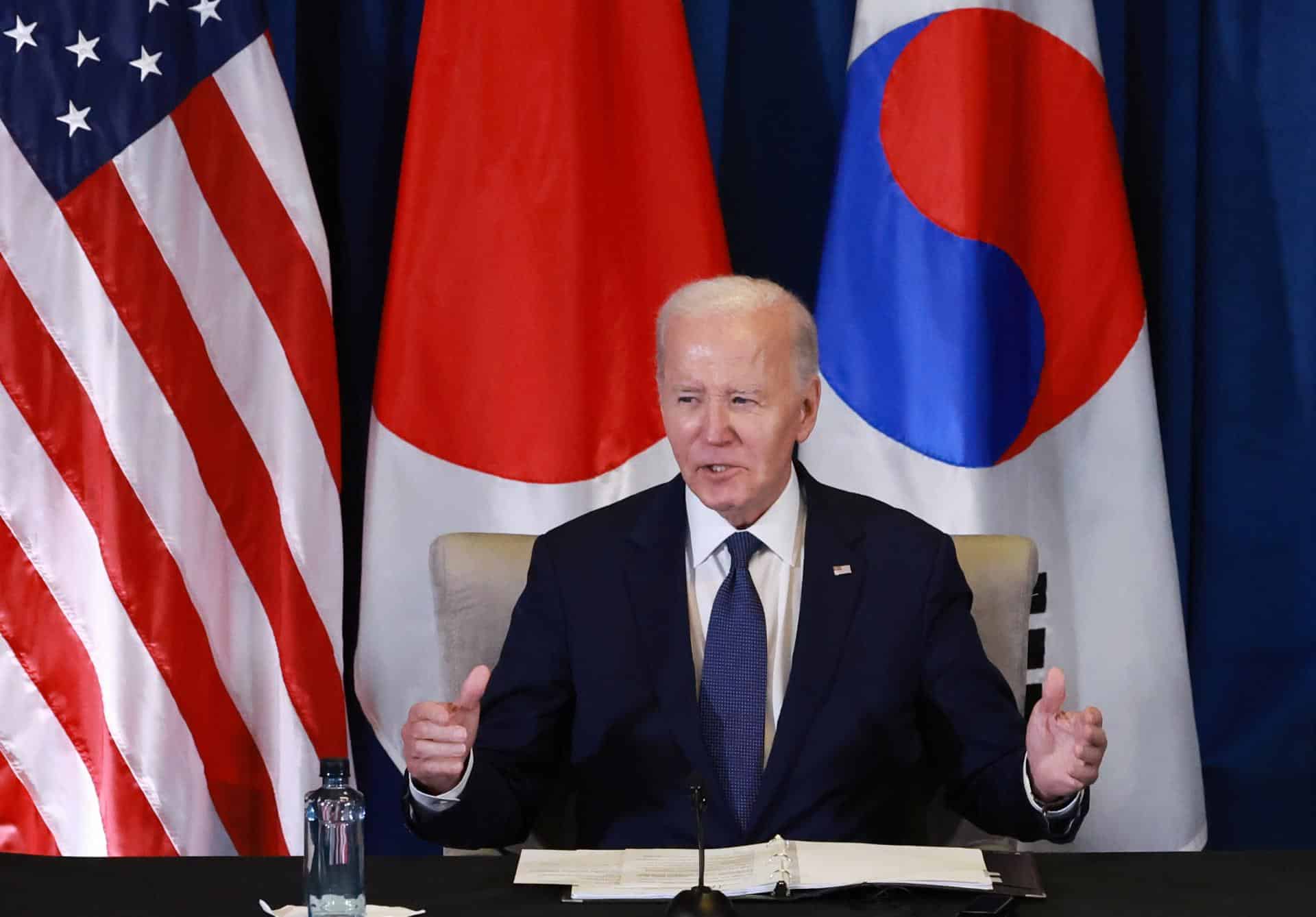 Fotografía de archivo del presidente de EE.UU., Joe Biden, en el Centro de Convenciones de Lima en Lima, Perú, el 15 de noviembre de 2024, al margen de la cumbre de Cooperación Económica Asia-Pacífico (APEC). EFE/EPA/YONHAP SURCOREA