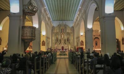 Fotografía de archivo en donde se ven personas celebrando una eucaristía en una iglesia de Asunción (Paraguay). EFE/ Rubén Peña