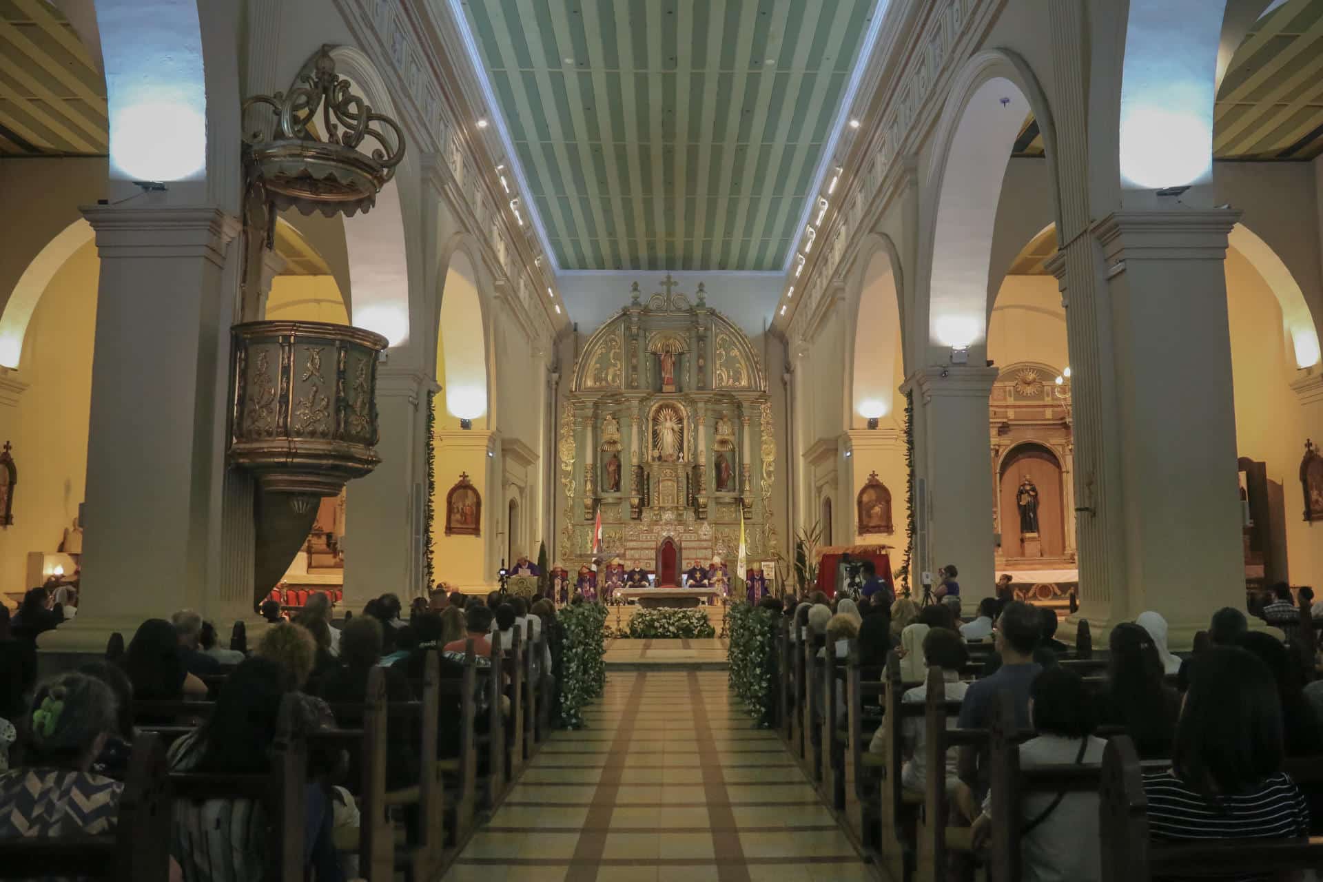 Fotografía de archivo en donde se ven personas celebrando una eucaristía en una iglesia de Asunción (Paraguay). EFE/ Rubén Peña