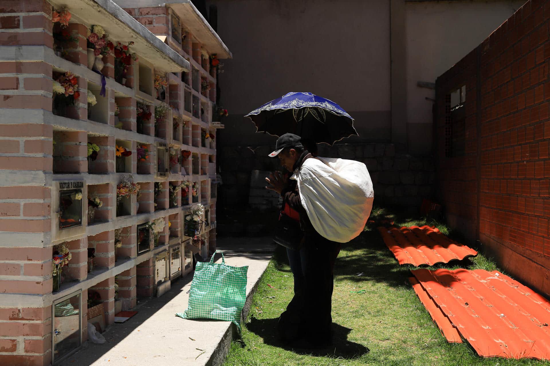 Un boliviano reza durante su visita al cementerio general este 2 de noviembre de 2024, en la ciudad de La Paz (Bolivia). EFE/ Gabriel Márquez