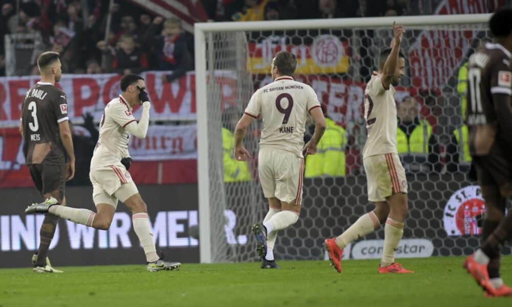 El jugador del Bayern Munich Jamal Musiala (2I) celebra con Harry Kane durante el partido de la Bundesliga que han jugado FC St. Pauli y FC Bayern Munich en el Millerntor Stadium de Hamburgo, Alemania. EFE/EPA/FABIAN BIMMER