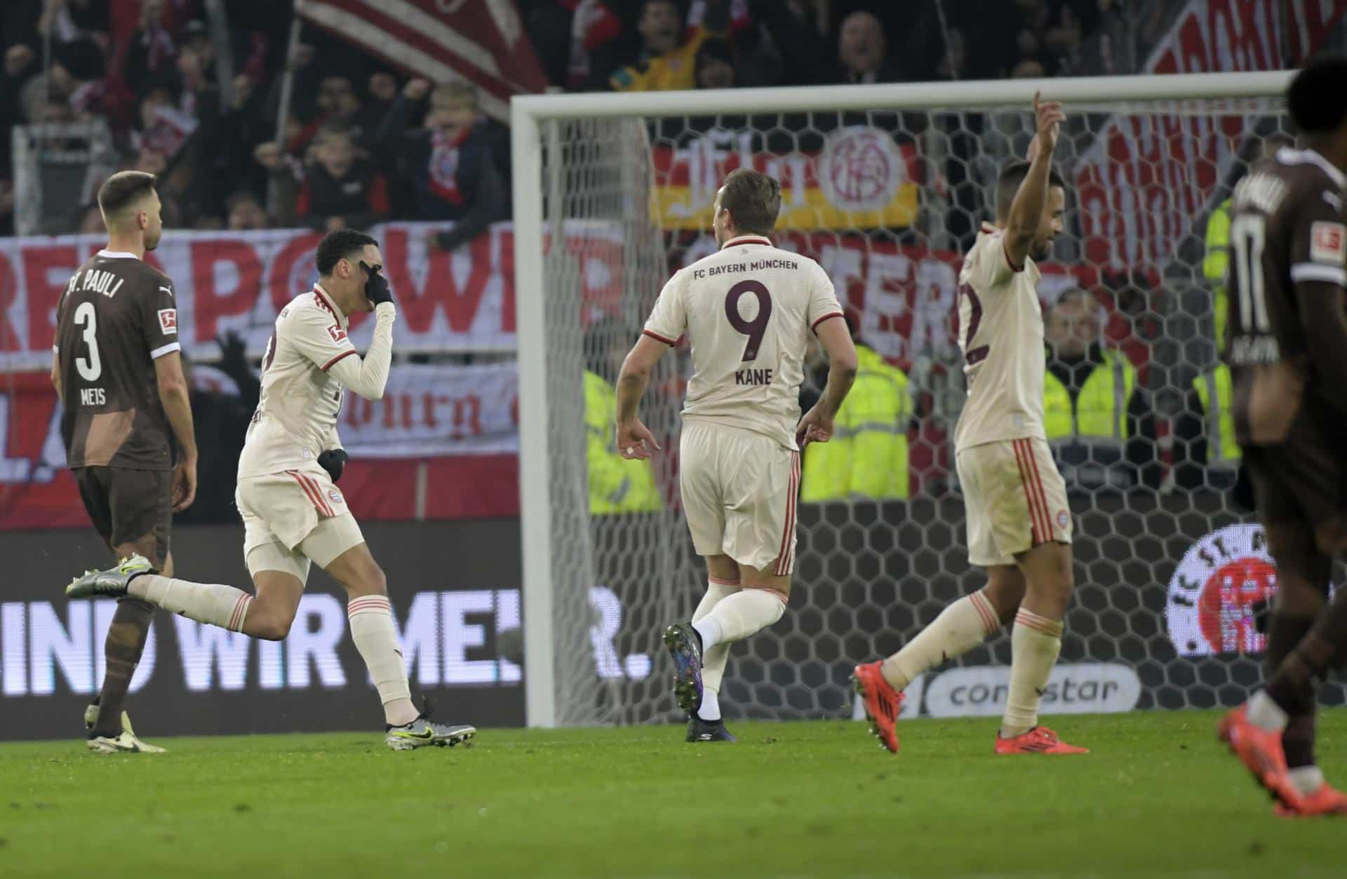 El jugador del Bayern Munich Jamal Musiala (2I) celebra con Harry Kane durante el partido de la Bundesliga que han jugado FC St. Pauli y FC Bayern Munich en el Millerntor Stadium de Hamburgo, Alemania. EFE/EPA/FABIAN BIMMER