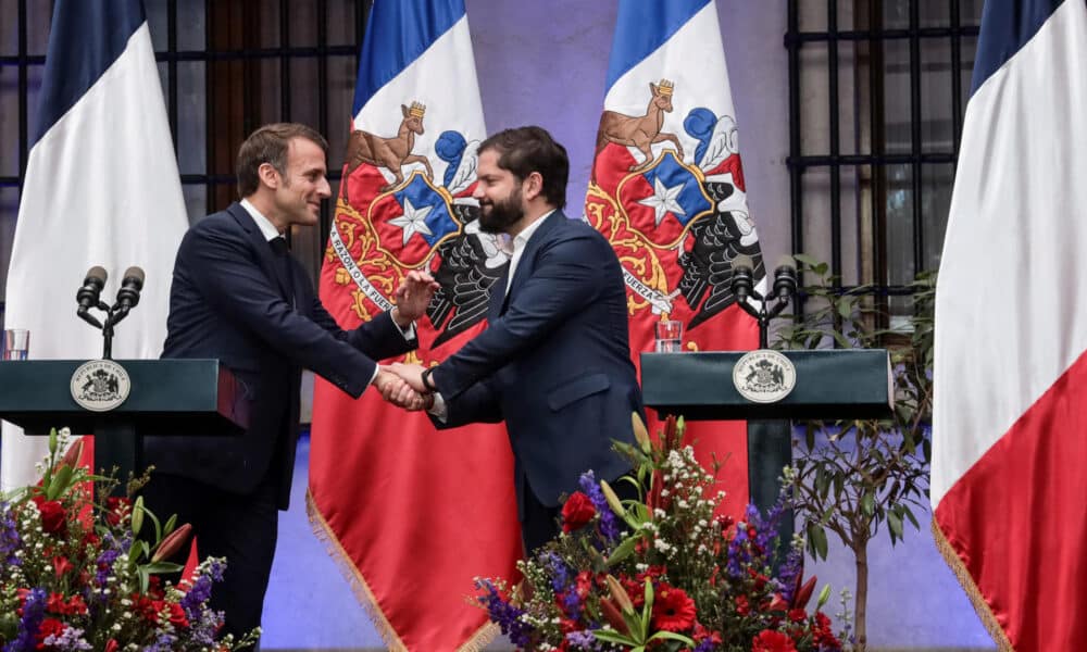 El presidente de Chile, Gabriel Boric (d), saluda a su homólogo de Francia, Emmanuel Macron, en un acto este miércoles, en el Palacio de la Moneda en Santiago (Chile). EFE/ Ailen Díaz