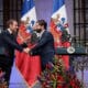 El presidente de Chile, Gabriel Boric (d), saluda a su homólogo de Francia, Emmanuel Macron, en un acto este miércoles, en el Palacio de la Moneda en Santiago (Chile). EFE/ Ailen Díaz