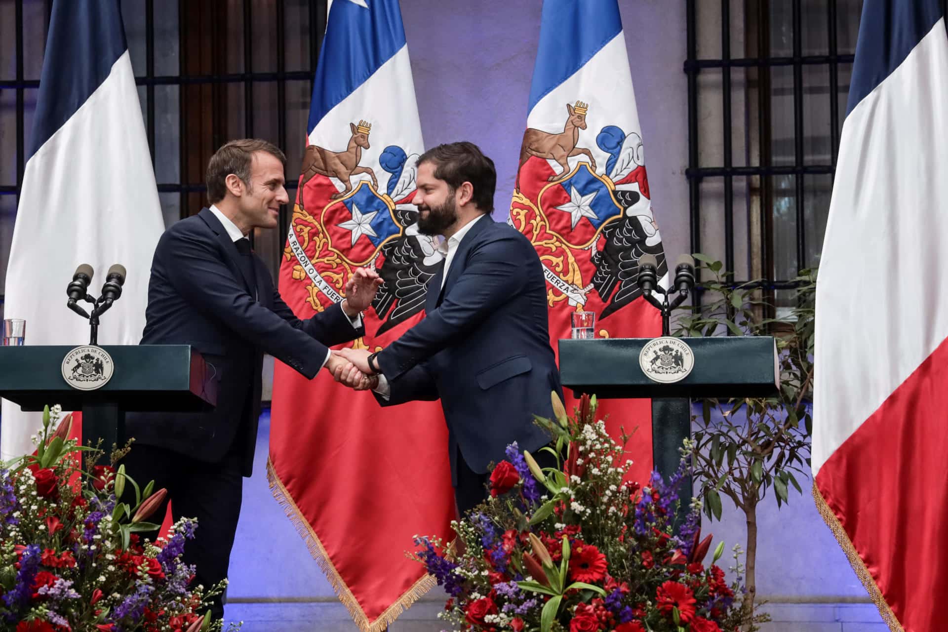 El presidente de Chile, Gabriel Boric (d), saluda a su homólogo de Francia, Emmanuel Macron, en un acto este miércoles, en el Palacio de la Moneda en Santiago (Chile). EFE/ Ailen Díaz