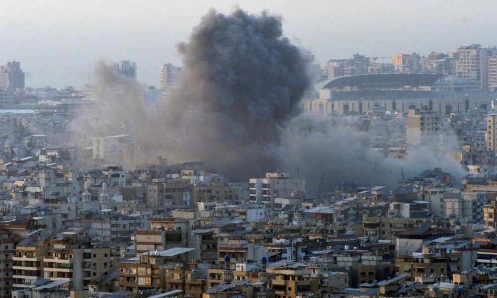 Fotografía que muestra una columna de humo luego de un ataque israelí en el distrito de Dahieh, este miércoles, en Beirut (Líbano). EFE/EPA/Wael Hamzeh