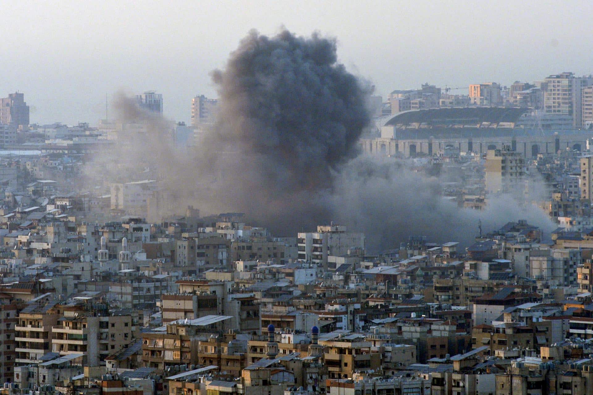 Fotografía que muestra una columna de humo luego de un ataque israelí en el distrito de Dahieh, este miércoles, en Beirut (Líbano). EFE/EPA/Wael Hamzeh