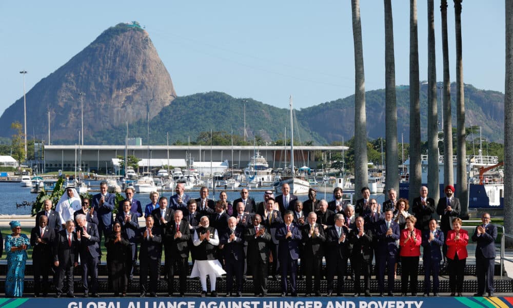 Jefes de Estado de las 20 mayores economías del mundo, la Unión Europea y la Unión Africana, así como los países invitados, posan para la fotografía oficial durante la cumbre G20, este lunes en los jardines del Museo de Arte Moderno, en Río de Janeiro (Brasil). EFE/André Coelho