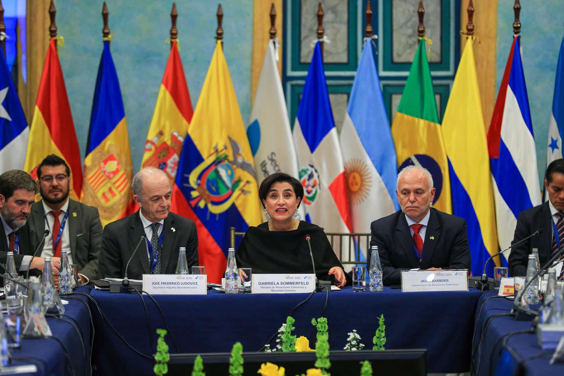 La canciller de Ecuador, Gabriela Sommerfeld (c) participa en reuniones previas a la XXIX Cumbre Iberoamericana de Jefes de Estado y de Gobierno este martes, en Cuenca (Ecuador). EFE/José Jácome