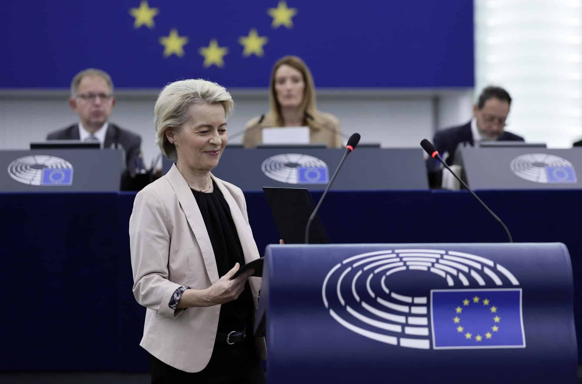 El Parlamento Europeo durante la aprobación este miércoles de la Comisión Europea de Ursula von der Leyen. EFE/EPA/RONALD WITTEK