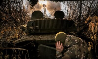 Militares de la unidad de artillería de la 24.ª Brigada Mecanizada disparan un obús autopropulsado 2S1 de 122 mm hacia posiciones rusas cerca de Chasiv Yar, en la región de Donetsk, Ucrania, el 13 de noviembre de 2024 (publicada el 14 de noviembre de 2024). EFE/EPA/24TH MECHANIZED BRIGADE OF UKRAINIAN ARMED FORCES HANDOUT HANDOUT EDITORIAL USE ONLY/NO SALES