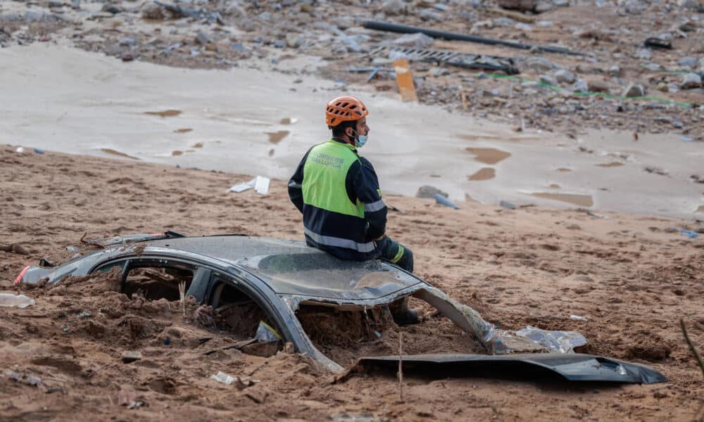 Continúan las labores de limpieza y desescombro en Paiporta, Valencia, uno de los municipios gravemente afectados por el paso de la DANA el pasado martes, 29 de octubre. EFE/ Biel Aliño