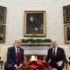 El presidente de los Estados Unidos, Joe Biden, y el presidente electo, Donald Trump, durante su reunión en la Oficina Oval de la Casa Blanca en Washington, DC, EE.UU. EFE/EPA/AL DRAGO / POOL