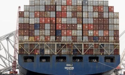 Fotografía de archivo de contenedores en un barco de carga, en Baltimore, Maryland, EE.UU., 18 de abril de 2024. EFE/EPA/Michael Reynolds