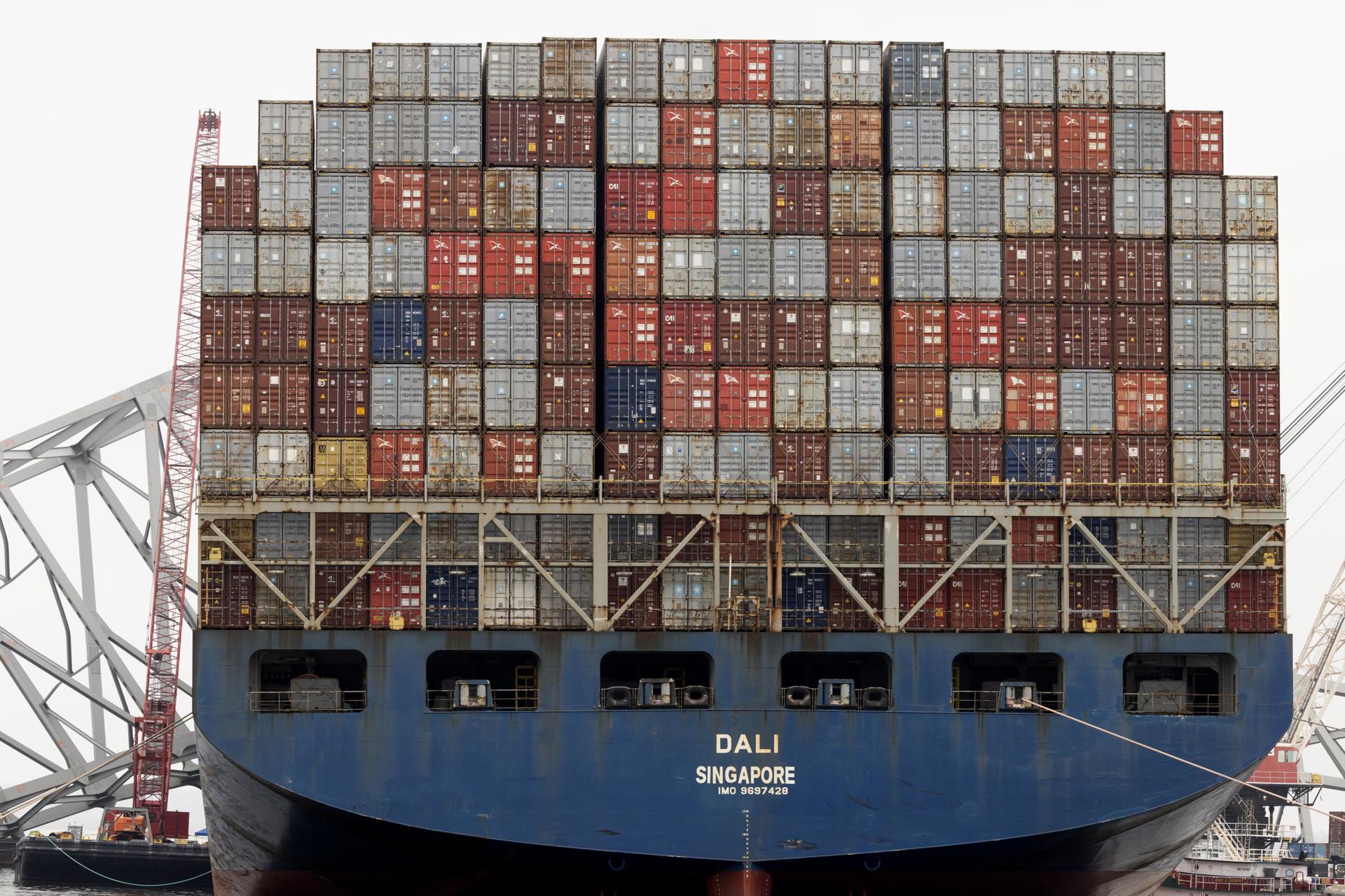 Fotografía de archivo de contenedores en un barco de carga, en Baltimore, Maryland, EE.UU., 18 de abril de 2024. EFE/EPA/Michael Reynolds