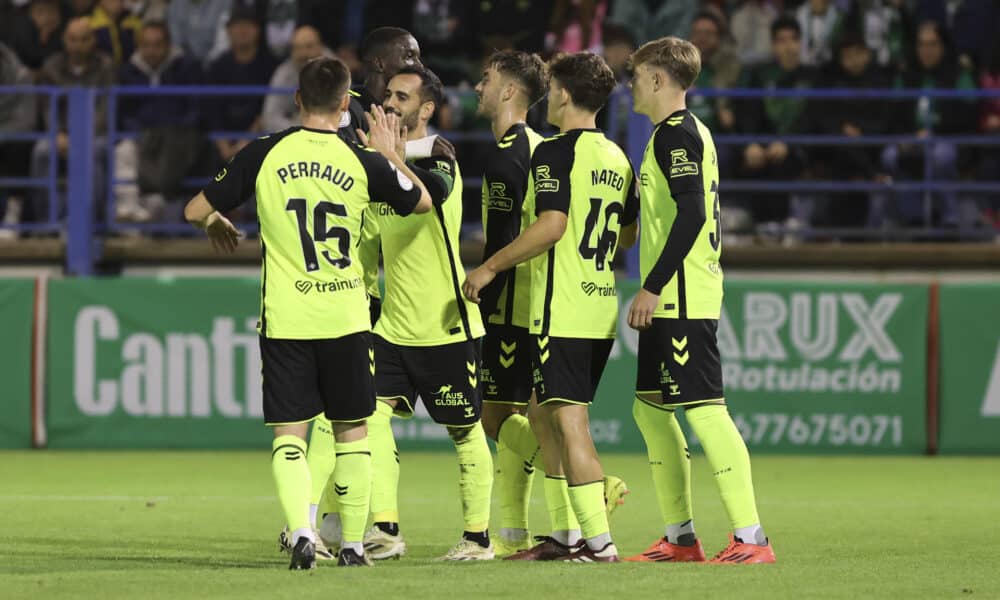 Los jugadores del Betis celebran uno de los goles en el encuentro de primera ronda de Copa del Rey contra el CD Gévora. EFE/ Jero Morales