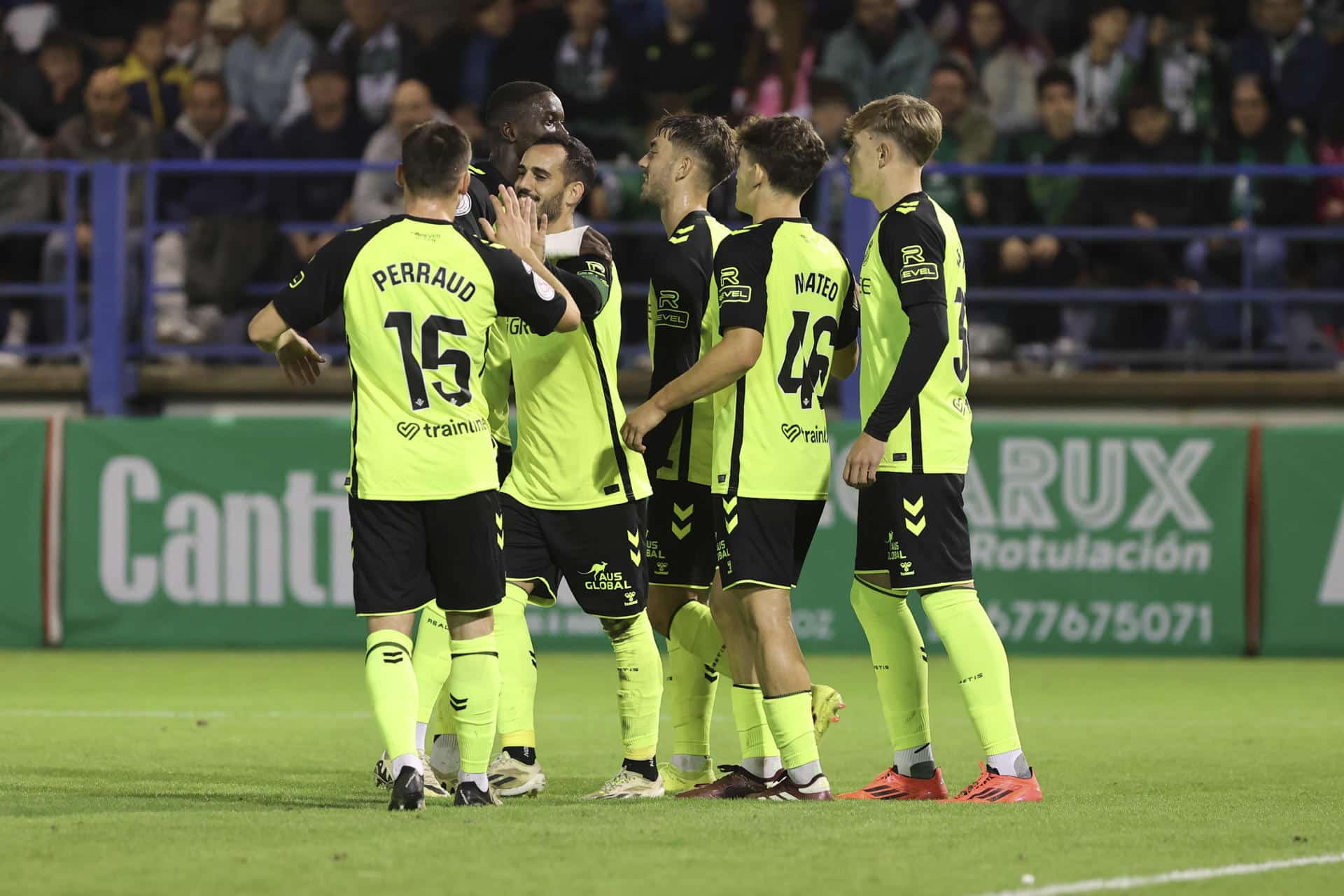 Los jugadores del Betis celebran uno de los goles en el encuentro de primera ronda de Copa del Rey contra el CD Gévora. EFE/ Jero Morales