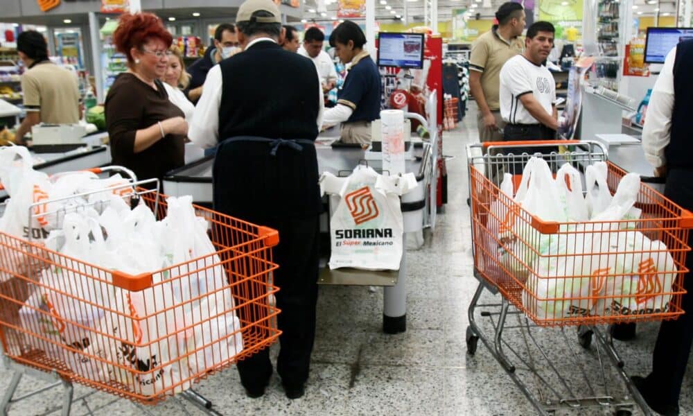 Fotografía de archivo que muestra a varias personas mientras hacen compras en un supermercado. EFE/ Guillermo Perea