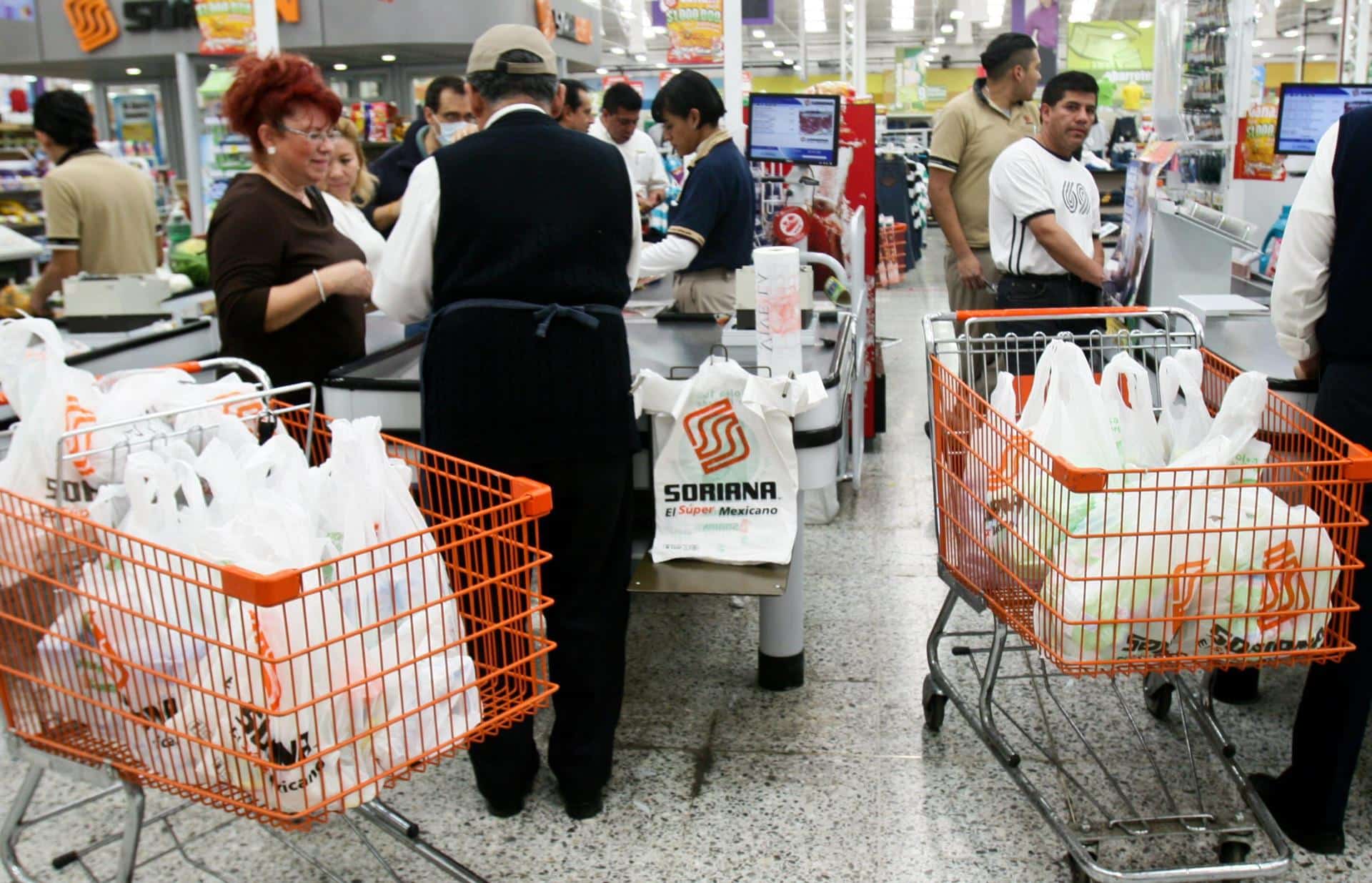 Fotografía de archivo que muestra a varias personas mientras hacen compras en un supermercado. EFE/ Guillermo Perea