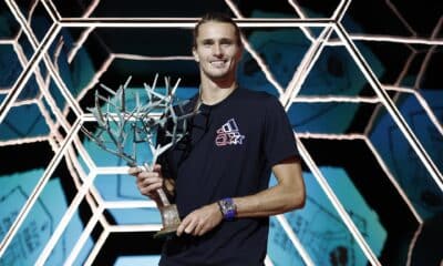 El alemán Alexander Zverev posa con el trofeo del torneo de París tras batir en la final al francés Ugo Humbert EFE/EPA/YOAN VALAT