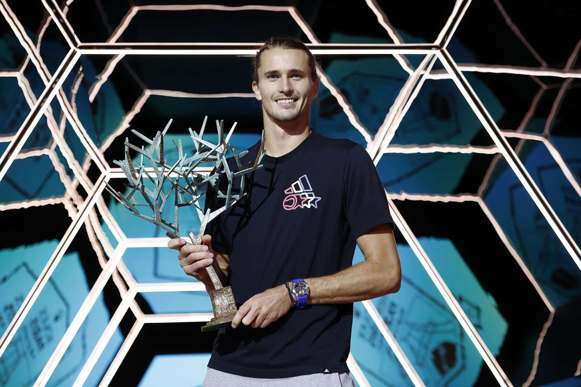 El alemán Alexander Zverev posa con el trofeo del torneo de París tras batir en la final al francés Ugo Humbert EFE/EPA/YOAN VALAT