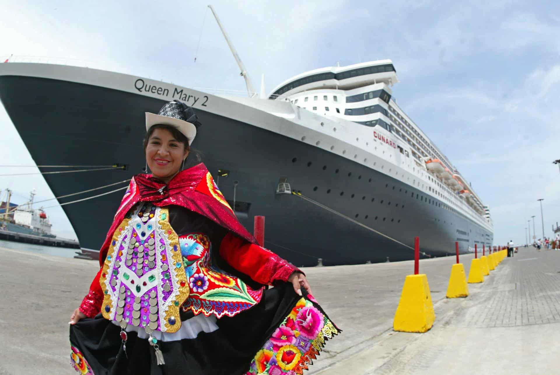 Fotografía de archivo que muestra a una vendedora de souvenirs posando al frente de un crucero transatlántico en el puerto del Callao (Perú). EFE/Stringer