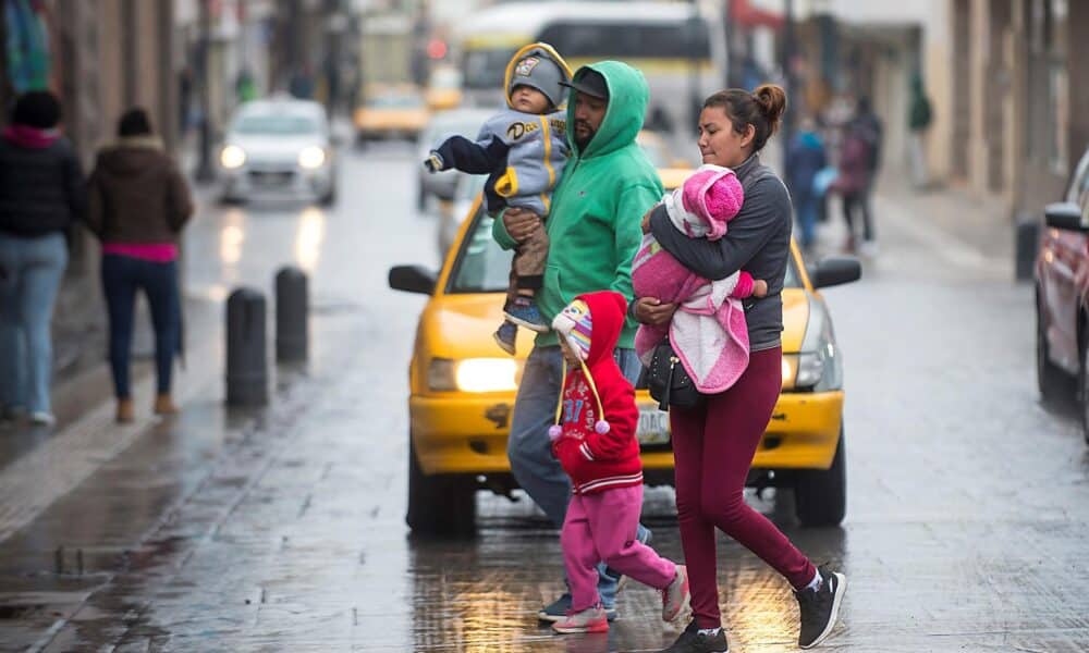 Fotografía de archivo que muestra una familia que transita abrigada debido al descenso de temperatura en la ciudad de Saltillo, estado de Coahuila (México). EFE/Miguel Sierra