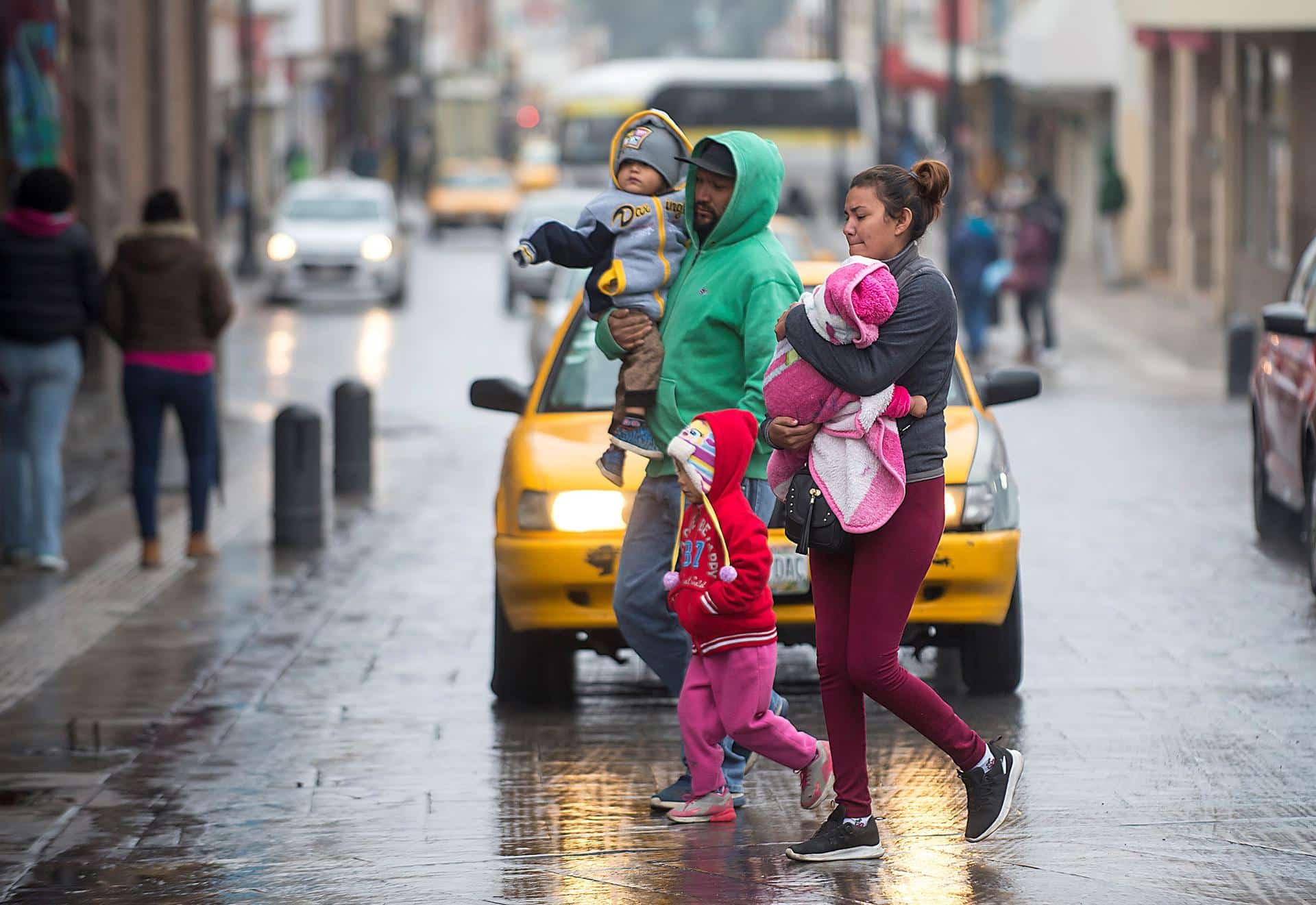 Fotografía de archivo que muestra una familia que transita abrigada debido al descenso de temperatura en la ciudad de Saltillo, estado de Coahuila (México). EFE/Miguel Sierra