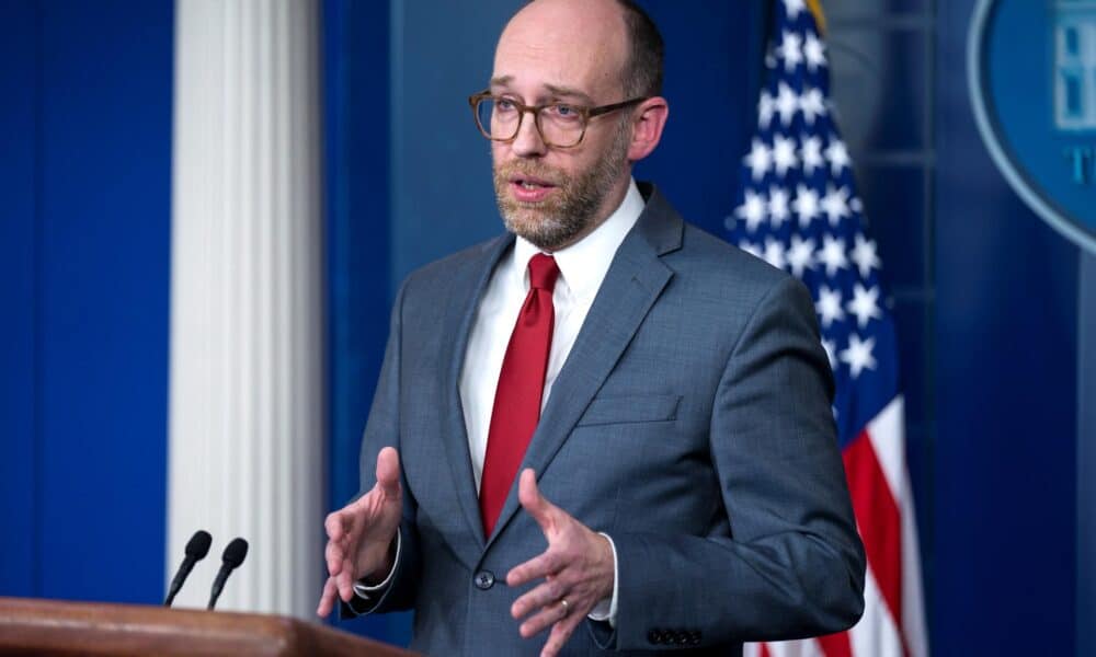 Fotografía del 11 de marzo de 2019 del director interino de la Oficina de Presupuesto y Gestión de la Casa Blanca, Russell Vought, hablando durante una rueda de prensa en Washington (Estados Unidos). EFE/ Jim Lo Scalzo