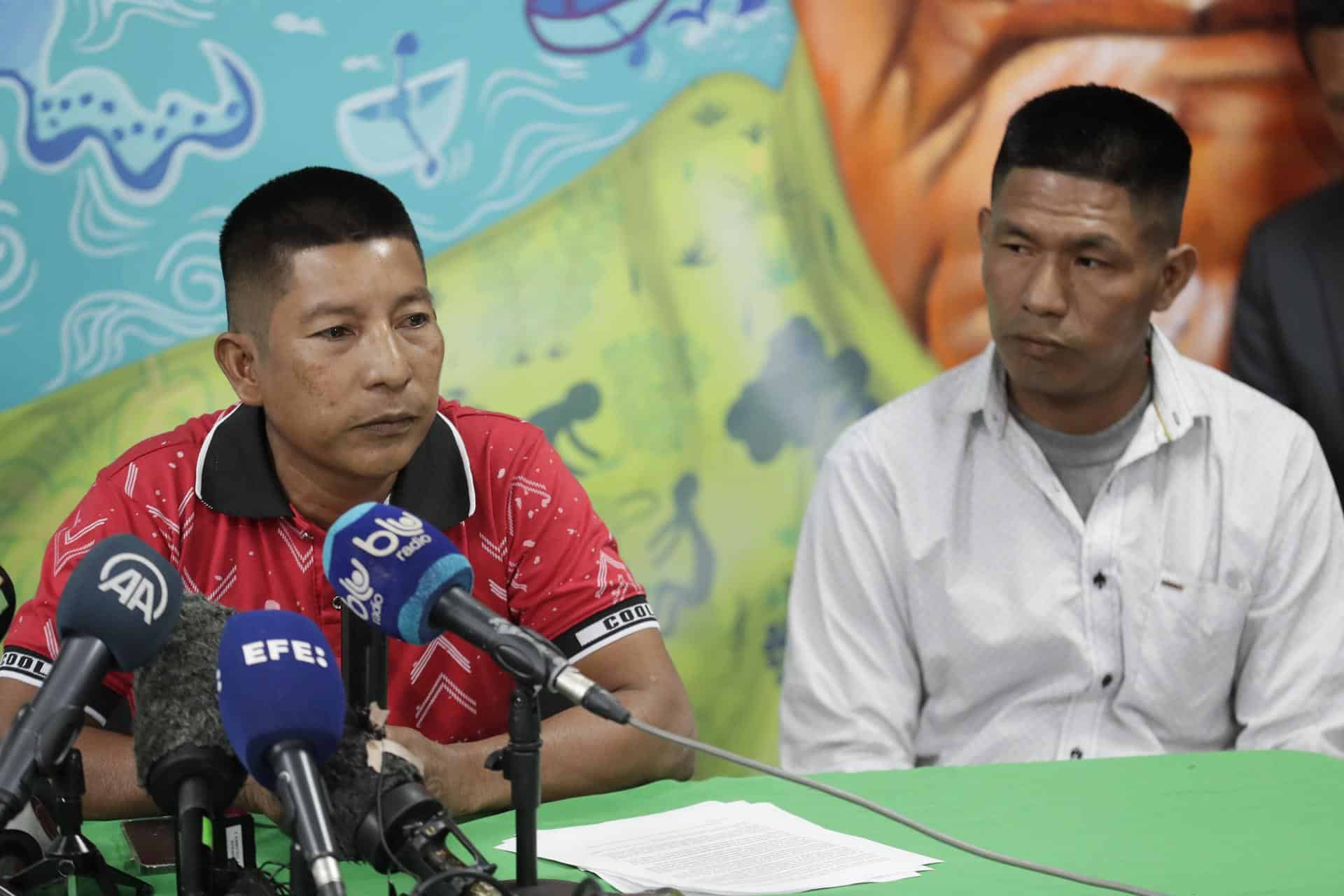 Imagen de archivo de Eliécer Muñoz (i), uno de los indígenas que participó en el operativo de rescate de los niños rescatados en la selva colombiana. EFE/ Carlos Ortega